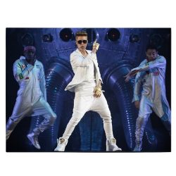 Tablou Justin Bieber cantaret 2274 front - Afis Poster Tablou Justin Bieber cantaret pentru living casa birou bucatarie livrare in 24 ore la cel mai bun pret.