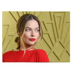 Tablou Margot Robbie actrita rosu 1960 front - Afis Poster Tablou Margot Robbie actrita pentru living casa birou bucatarie livrare in 24 ore la cel mai bun pret.