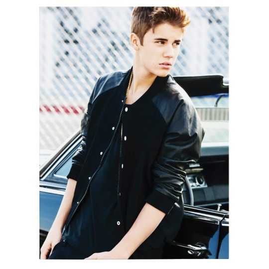 Tablou afis Justin Bieber cantaret 2413 front - Afis Poster Tablou afis Justin Bieber cantaret pentru living casa birou bucatarie livrare in 24 ore la cel mai bun pret.