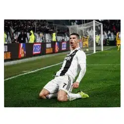 Tablou fotbalist Cristiano Ronaldo pe terenul de sport verde 1563 front - Afis Poster Tablou Cristiano Ronaldo Afis pentru living casa birou bucatarie livrare in 24 ore la cel mai bun pret.