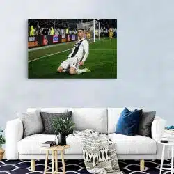 Tablou fotbalist Cristiano Ronaldo pe terenul de sport verde 1563 living modern - Afis Poster Tablou Cristiano Ronaldo Afis pentru living casa birou bucatarie livrare in 24 ore la cel mai bun pret.