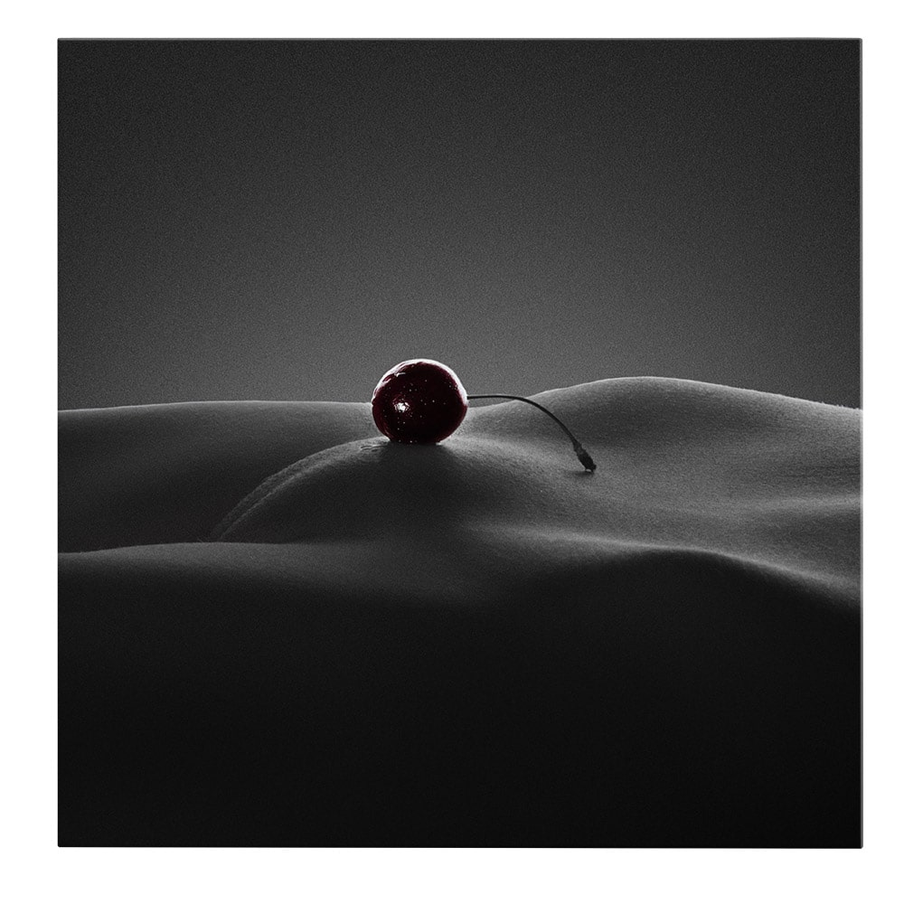 Tablou nud femeie cireasa ab, negru 2068 - Material produs:: Poster pe hartie FARA RAMA, Dimensiunea:: 100x100 cm