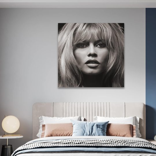 Tablou portret actrita Brigitte Bardot alb negru 1509 camera 1 - Afis Poster Brigitte Bardot actrita alb negru pentru living casa birou bucatarie livrare in 24 ore la cel mai bun pret.