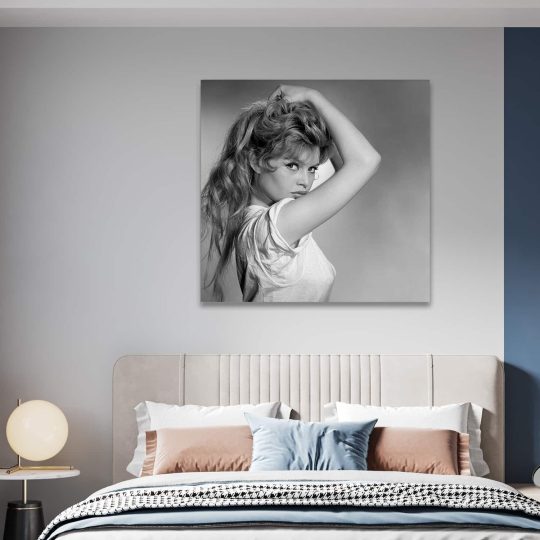 Tablou portret actrita Brigitte Bardot alb negru 1516 camera 1 - Afis Poster Tablou Brigitte Bardot actrita alb negru pentru living casa birou bucatarie livrare in 24 ore la cel mai bun pret.