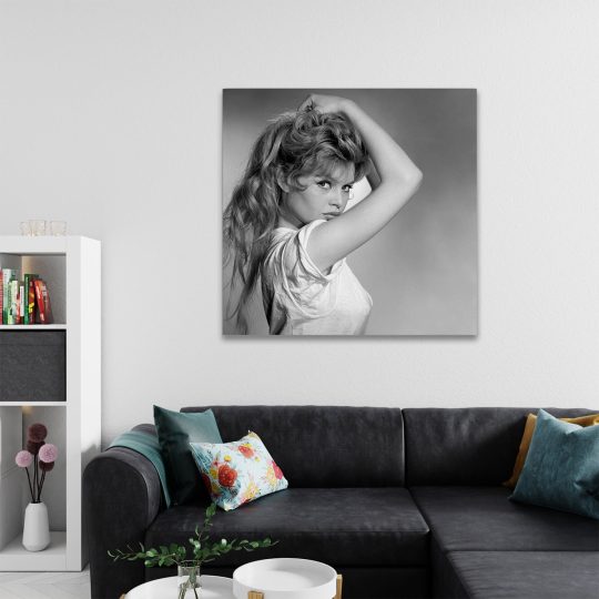 Tablou portret actrita Brigitte Bardot alb negru 1516 camera 2 - Afis Poster Tablou Brigitte Bardot actrita alb negru pentru living casa birou bucatarie livrare in 24 ore la cel mai bun pret.