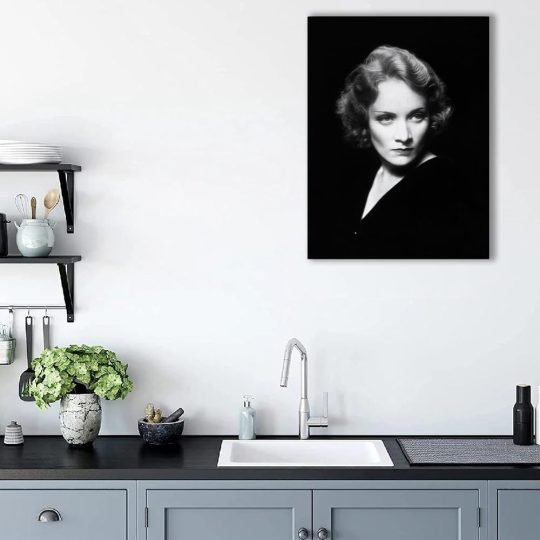 Tablou portret actrita Marlene Dietrich alb negru 1515 bucatarie - Afis Poster Tablou cu Marlene Dietrich actori celebri pentru living casa birou bucatarie livrare in 24 ore la cel mai bun pret.