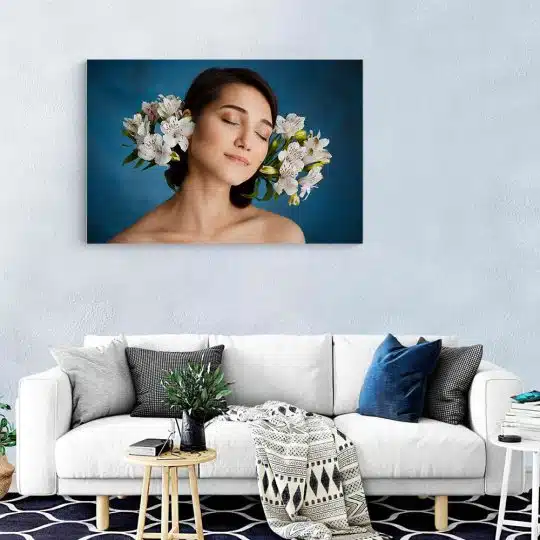 Tablou portret femeie cu crini albi in par 4348 living modern